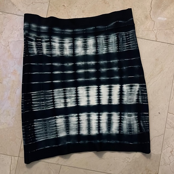 BCBG MAX AZRIA Pencil Black and White Skirt Tie Dye - Picture 3 of 3
